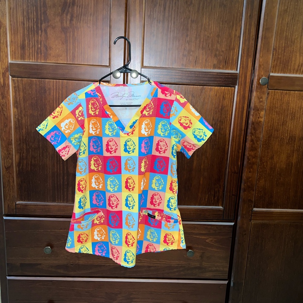MediChic‎ Marilyn Monroe scrub top size small colorful